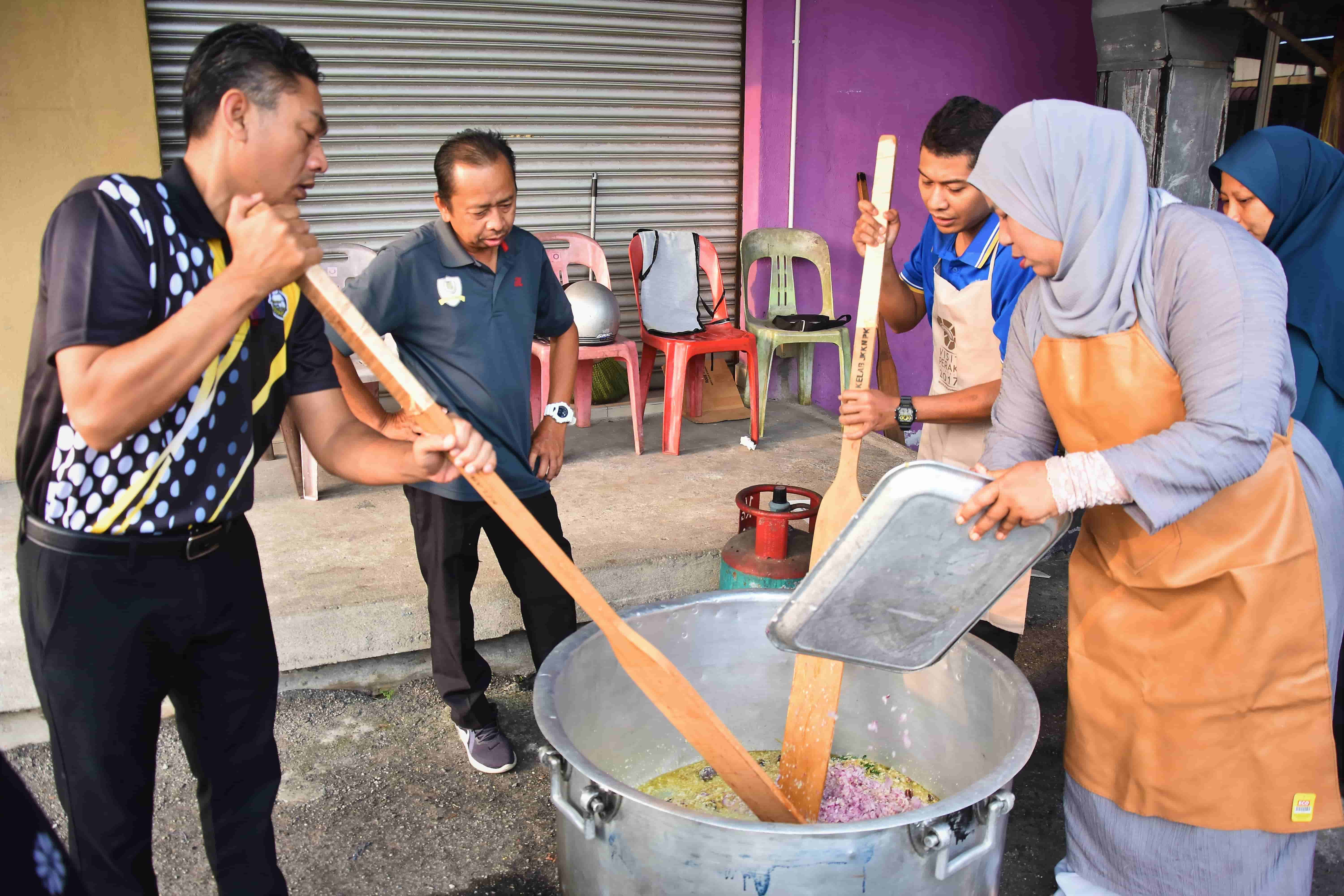 PROGRAM GOTONG-ROYONG MEMASAK BUBUR LAMBUK  PERBADANAN PERPUSTAKAAN AWAM NEGERI PERAK