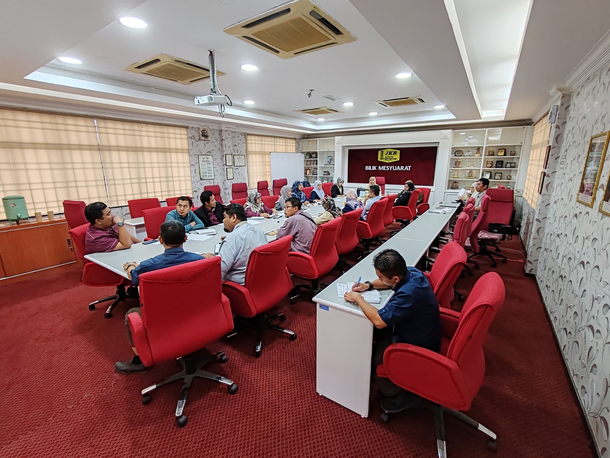 MESYUARAT PRA PEMBINAAN DAN LAWATAN PEMERIKSAAN KEROSAKAN DAN KECACATAN SEDIA ADA BAGI PROJEK KERJA-KERJA NAIK TARAF DAN PEMBAIKAN BUMBUNG DAN LAIN-LAIAN KERJA BERKAITAN DI BLOK UTAMA PERPUSTAKAAN AWAM NEGERI