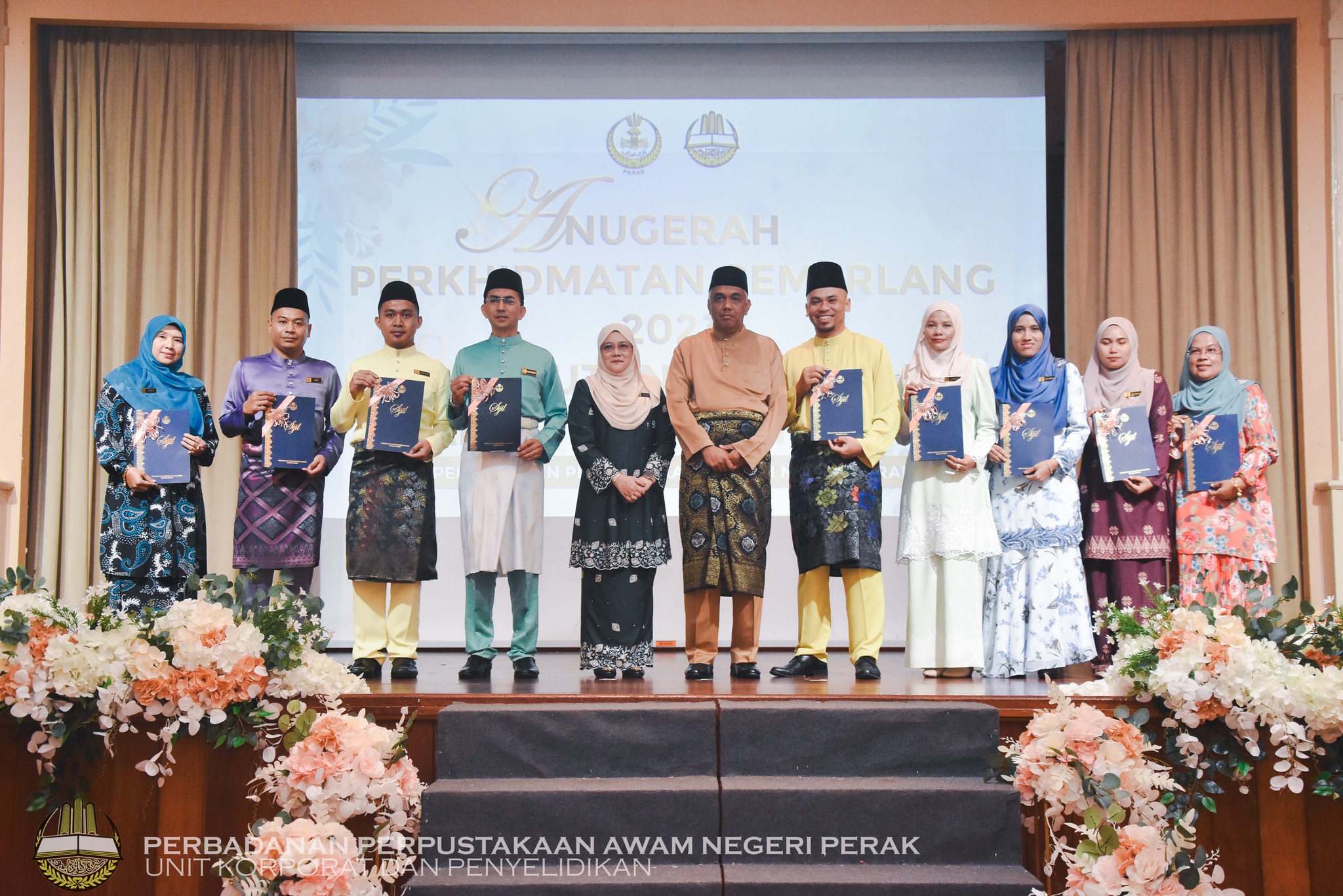 MAJLIS PENYAMPAIAN ANUGERAH PERKHIDMATAN CEMERLANG (APC) 2023 DAN SAMBUTAN HARI RAYA AIDILFITRI 2024/1445H PERBADANAN PERPUSTAKAAN AWAM NEGERI PERAK